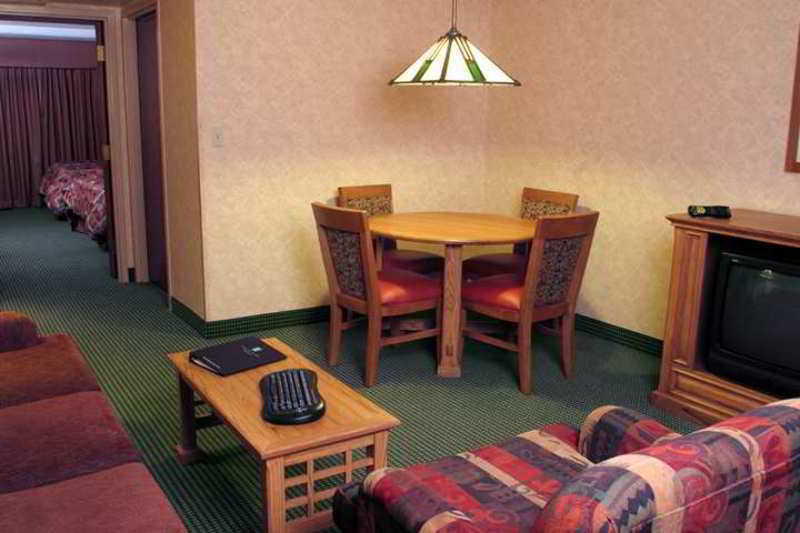 Embassy Suites By Hilton Omaha Downtown Old Market Room photo